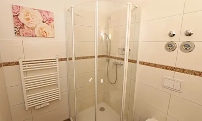 Badezimmer mit Dusche