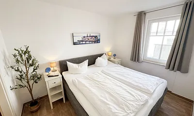 1. Schlafzimmer mit Boxspringbett