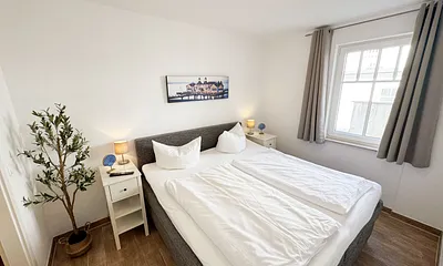 1. Schlafzimmer mit Boxspringbett
