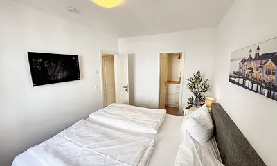 1. Schlafzimmer mit Boxspringbett und Kleiderkammer