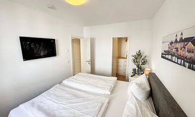 1. Schlafzimmer mit Boxspringbett und Kleiderkammer
