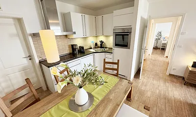 Esstisch und Küchenzeile