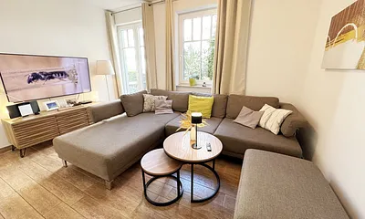 Wohnzimmer mit gemütlicher Couch