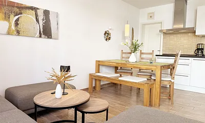 Blick von der Couch auf die moderne Küchenzeile