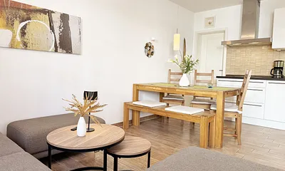 Blick von der Couch auf die moderne Küchenzeile