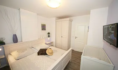 2. Schlafzimmer mit TV und Kinderbett