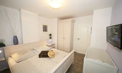 2. Schlafzimmer mit TV und Kinderbett