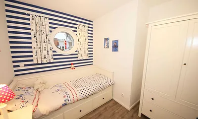 1. Schlafzimmer mit Kleiderschrank