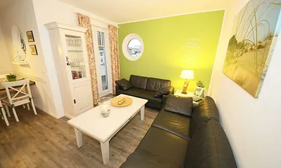 gemütliche Couch im hellen Wohnbereich