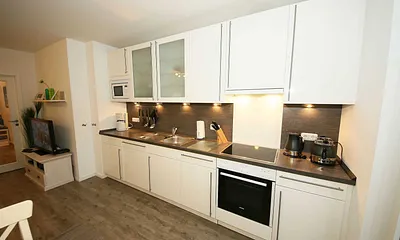 moderne Küchenzeile mit Backofen