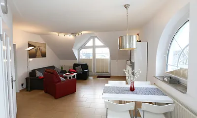 großer Esstisch mit Stühlen