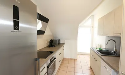 separate Küche mit 4 Zonen-Ceranfeld, Backofen, Geschirrspüler, Kühl-Gefrier Kombination, Mikrowelle, Filterkaffee & Senseo-Kaffeepad-Maschine, Wasser-/Eierkocher & Toaster 