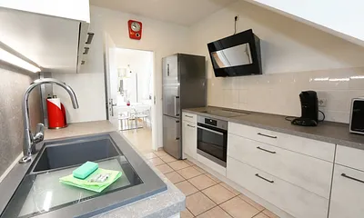 separate Küche mit 4 Zonen-Ceranfeld, Backofen, Geschirrspüler, Kühl-Gefrier Kombination, Mikrowelle, Filterkaffee & Senseo-Kaffeepad-Maschine, Wasser-/Eierkocher & Toaster 