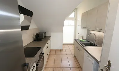 separate Küche mit 4 Zonen-Ceranfeld, Backofen, Geschirrspüler, Kühl-Gefrier Kombination, Mikrowelle, Filterkaffee & Senseo-Kaffeepad-Maschine, Wasser-/Eierkocher & Toaster 