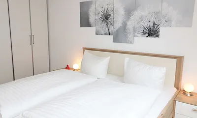 Schlafzimmer mit Doppelbett (1,80 m x 2,00 m), Nachttischablagen, Kleiderschrank sowie einen weiteren Smart-TV welcher aber nur zum Streamen genutzt werden kann