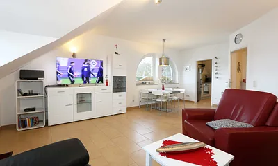 Wohnbereich mit gemütlicher Schlaf-Couch (Aufbettung für die 3./4. Person 1,40 m x 2,00 m), 2 Leder-Sessel, Leselampe, Couchtisch, Sideboard mit Smart-TV, Blu-Ray Player und Mini-Stereo-Anlage 