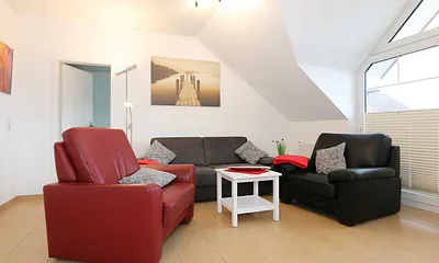 Wohnbereich mit gemütlicher Schlaf-Couch (Aufbettung für die 3./4. Person 1,40 m x 2,00 m), 2 Leder-Sessel, Leselampe, Couchtisch, Sideboard mit Smart-TV, Blu-Ray Player und Mini-Stereo-Anlage 