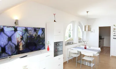 Wohnbereich mit gemütlicher Schlaf-Couch (Aufbettung für die 3./4. Person 1,40 m x 2,00 m), 2 Leder-Sessel, Leselampe, Couchtisch, Sideboard mit Smart-TV, Blu-Ray Player und Mini-Stereo-Anlage 