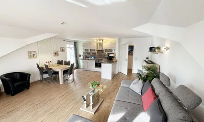 gemütlicher Wohn-und Essbereich mit Küchenzeile