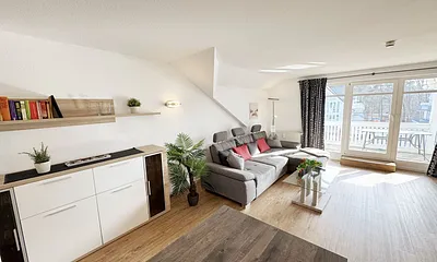 Wohnbereich mit Couch und Sideboard