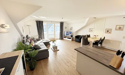 gemütlicher Wohn-und Essbereich mit Küchenzeile