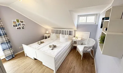 1. Schlafzimmer mit Doppelbett und Kleiderschrank
