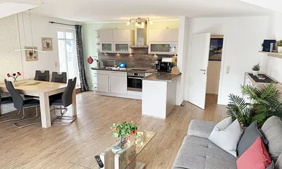 gemütlicher Wohn-und Essbereich mit Küchenzeile