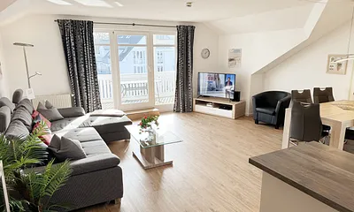 gemütlicher Wohn-und Essbereich mit Küchenzeile