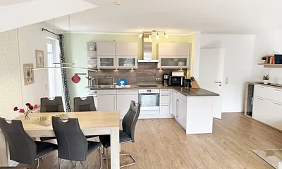 Essbereich mit moderner Küchenzeile