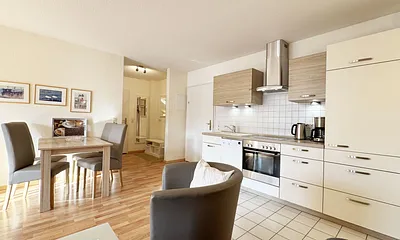 Wohnzimmer mit Ess- und Kochbereich