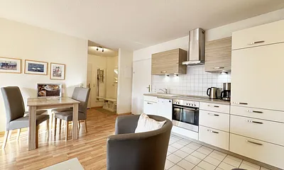 Wohnzimmer mit Ess- und Kochbereich