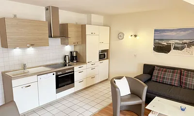 Blick auf die moderne Küchenzeile