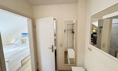 Flurbereich mit Blick in das Schlafzimmer