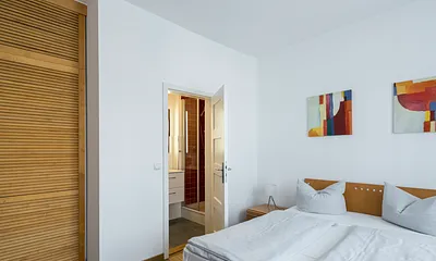 Schlafzimmer 2, Blick zum eigenen Bad