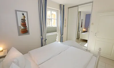 Schlafzimmer mit Kleiderschrank