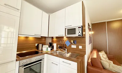 Küchenzeile mit Mikrowelle