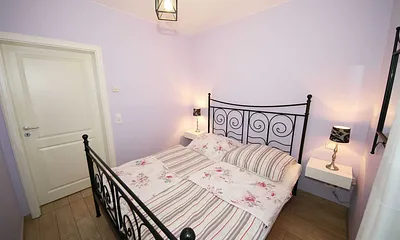 Schlafzimmer mit einem Doppelbett (1,60 m x 2,00 m), Qualitäts- Latexmatratzen, verstellbarem Lattenrost, Kleiderschrank und Verdunklungsplissees 