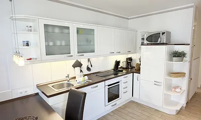 große und moderne Einbauküche mit vielen Küchenhelfern