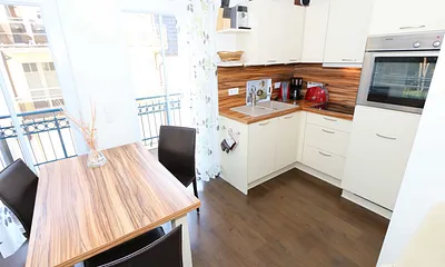 integrierte Küchenzeile mit Geschirrspüler, Keramikspüle, Ceranfeld, Backofen, Kühlschrank mit Gefrierfach und diversen Küchenutensilien