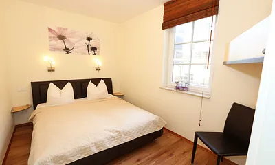 1 Schlafzimmer (12 m²) mit Boxspringbett (1,60 m x 2,00 m), 1 Hochbett, Kleiderschrank und Insektenschutzgitter