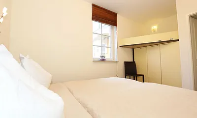 1 Schlafzimmer (12 m²) mit Boxspringbett (1,60 m x 2,00 m), 1 Hochbett, Kleiderschrank und Insektenschutzgitter