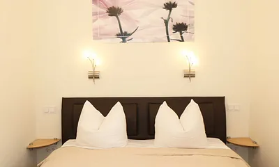 1 Schlafzimmer (12 m²) mit Boxspringbett (1,60 m x 2,00 m), 1 Hochbett, Kleiderschrank und Insektenschutzgitter