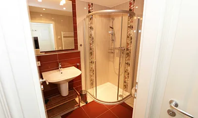 Badezimmer mit Dusche, WC und Fön