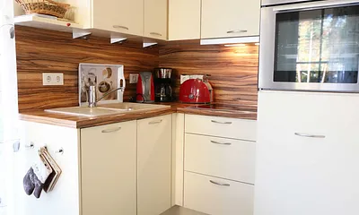 integrierte Küchenzeile mit Geschirrspüler, Keramikspüle, Ceranfeld, Backofen, Kühlschrank mit Gefrierfach und diversen Küchenutensilien