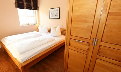 Schlafzimmer mit Doppelbett (2x 0,90 m x 2,00 m) mit Sommer-und Winterbett), Flachbildfernseher sowie geräumigem Schrank