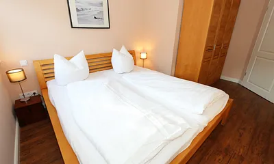 Schlafzimmer mit Doppelbett (2x 0,90 m x 2,00 m) mit Sommer-und Winterbett), Flachbildfernseher sowie geräumigem Schrank