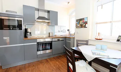 moderne Küchenzeile mit Backofen