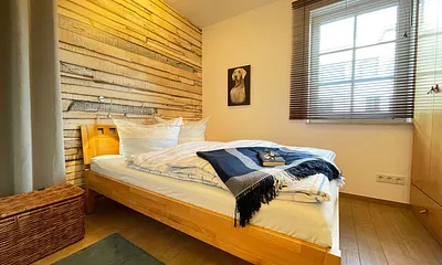 Schlafzimmer mit Doppelbett (1,40 m x 2,00 m), Kleiderschrank