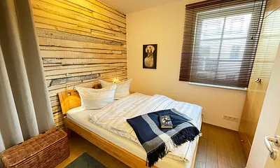 Schlafzimmer mit Doppelbett (1,40 m x 2,00 m), Kleiderschrank