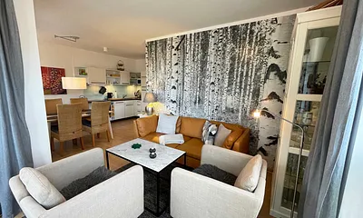 Wohnzimmer mit gemütlicher Sitzecke, Leselampe, Smart-TV, DVD-Player und Telefon